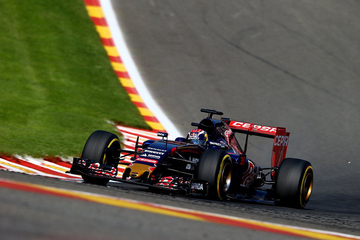 阿斯顿马丁翻盘哈斯车队，佩雷兹统治全场